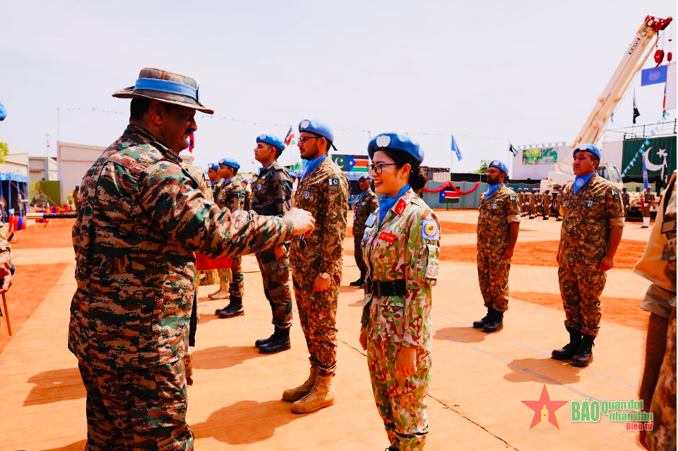 Nữ “chiến sĩ văn hoá” mũ nồi xanh ở Nam Sudan